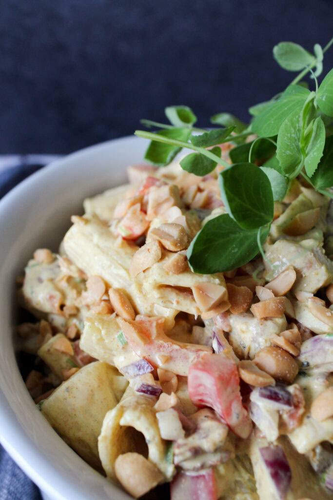 Pastasalat Med Peanut Butter, Karry, Kylling og Bacon