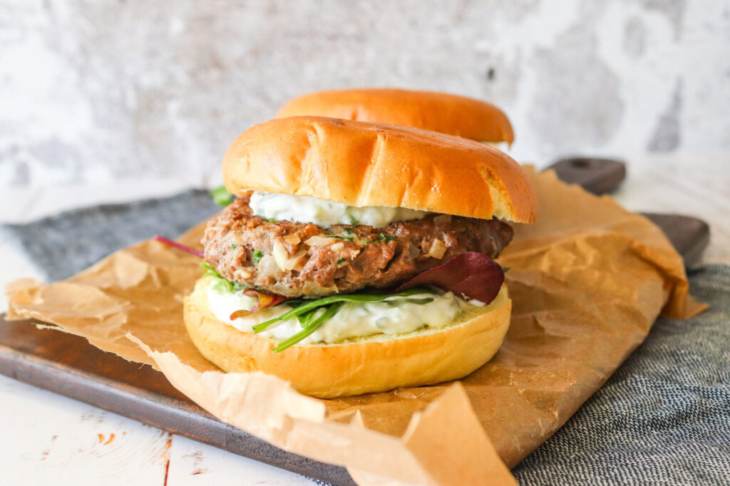 Græsk Inspireret Burger Med Krydret Oksekød Og Tzatziki