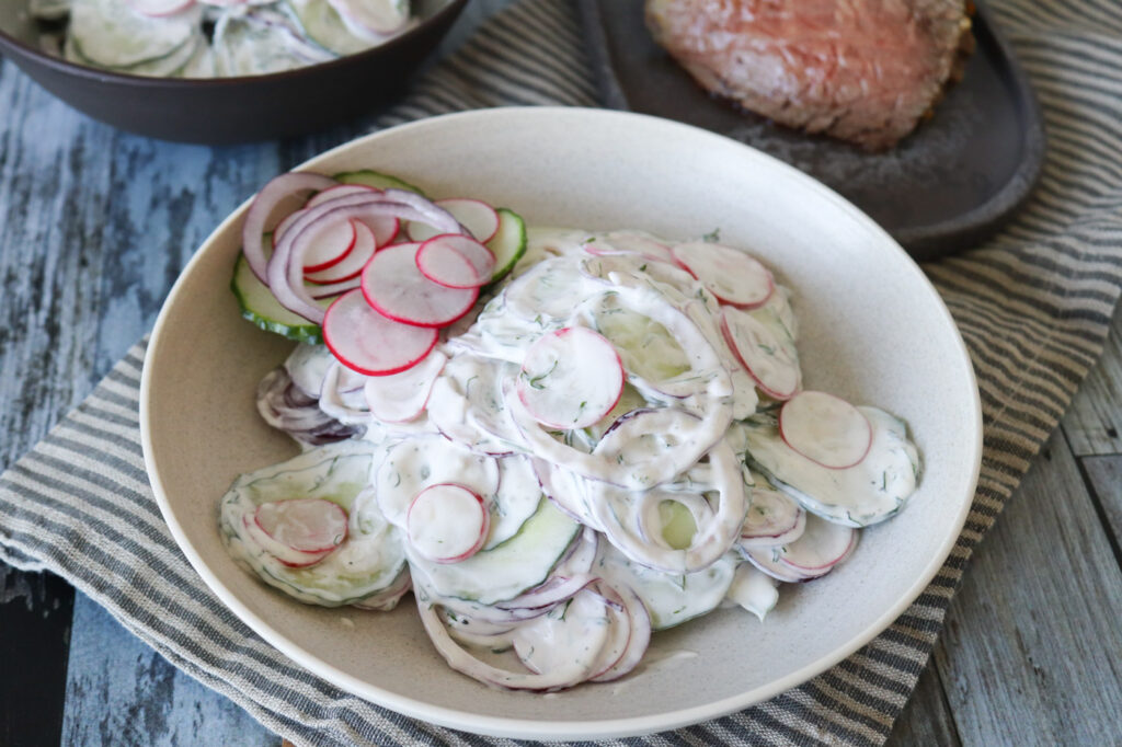 Cremet Salat Med Agurk, Rødløg Og Radiser