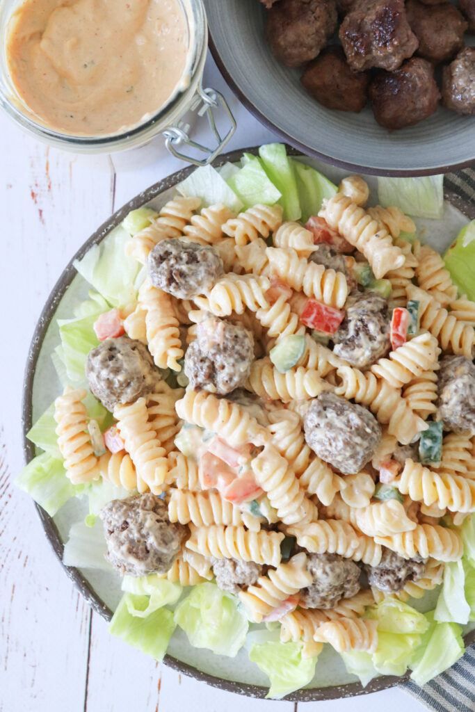 Burger Pastasalat - Pastasalat Med Mini Bøffer Og Burgerdressing
