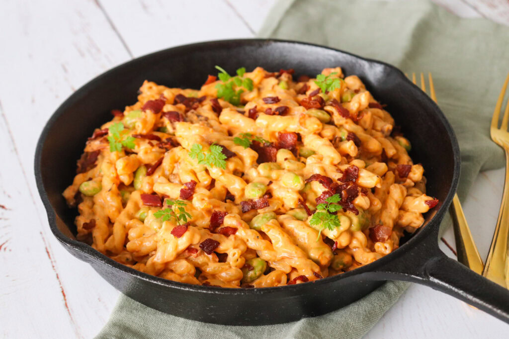 Pastaret Med Bacon Og Sauce Af Semitørrede Tomater Og Flødeost