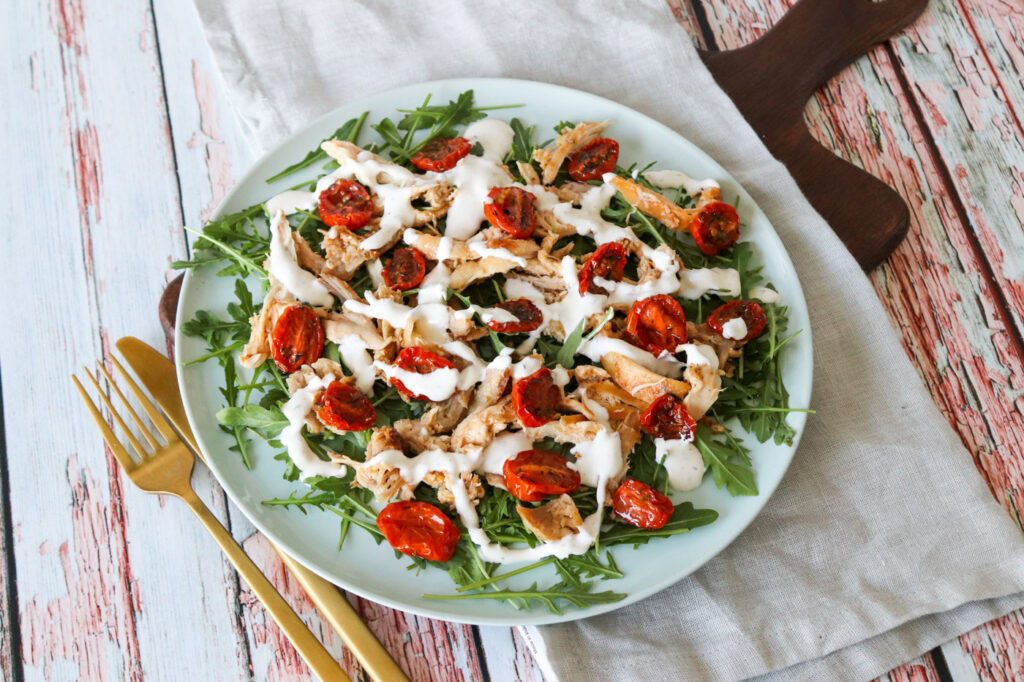 Skøn Salat Med Kylling, Semitørrede Tomater Og Fetacreme