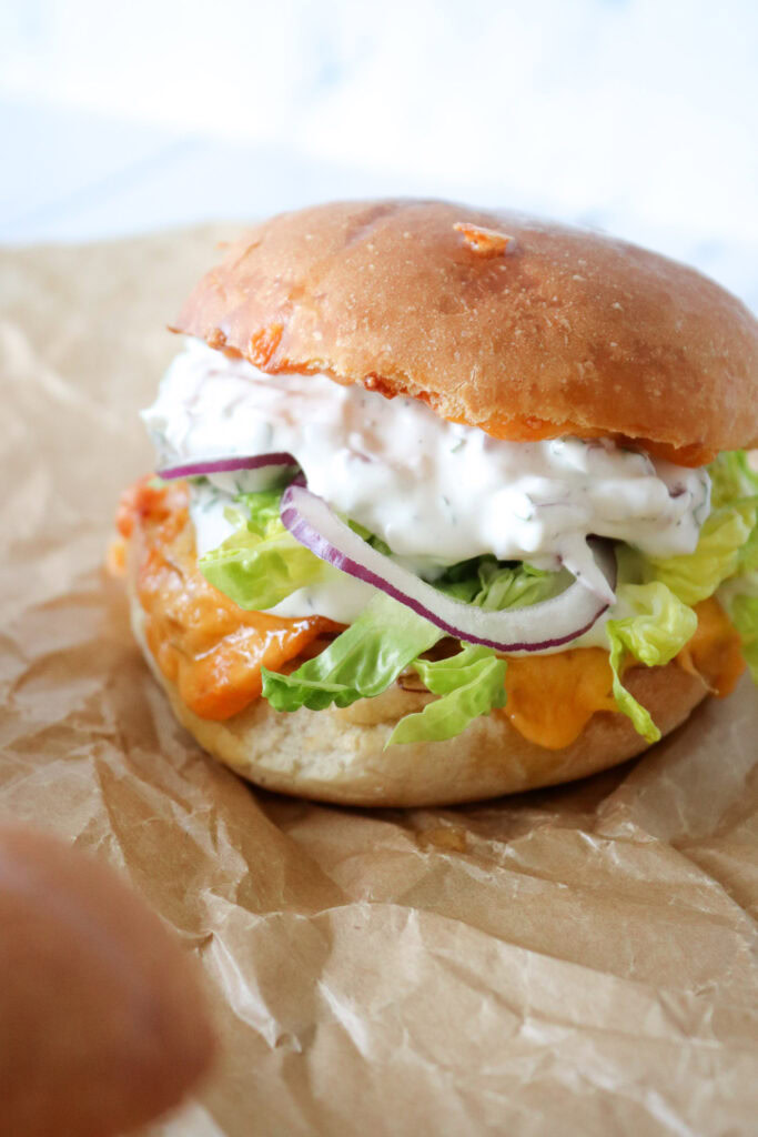 Varme Sandwiches Med Cheddar, Kylling Og Hjemmelavet Dressing