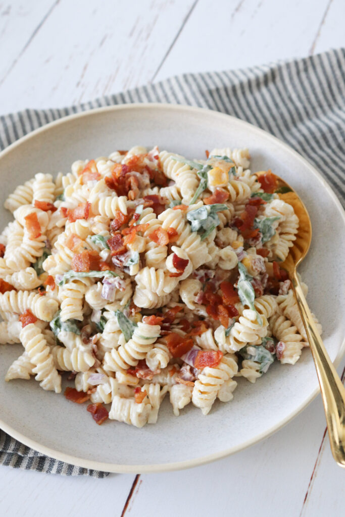 Cremet Pastasalat Med Fløde Og Bacon