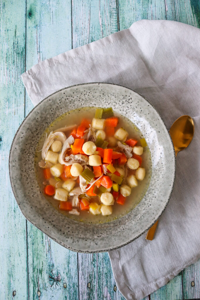 Hjemmelavet Kyllingesuppe Med Hjemmelavede Melboller