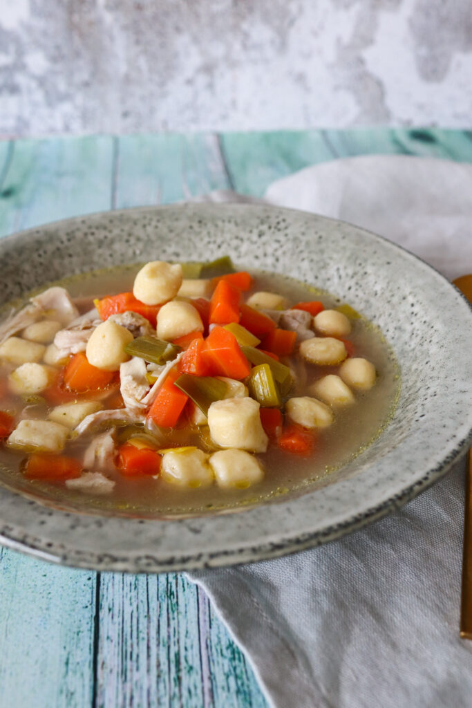 Hjemmelavet Kyllingesuppe Med Hjemmelavede Melboller