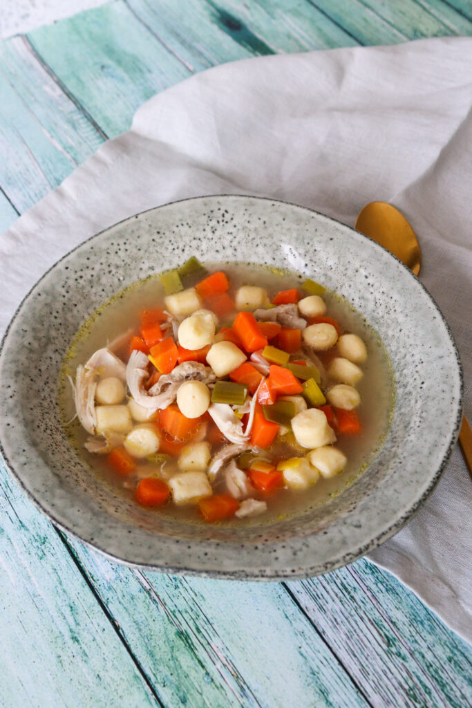 Hjemmelavet Kyllingesuppe Med Hjemmelavede Melboller
