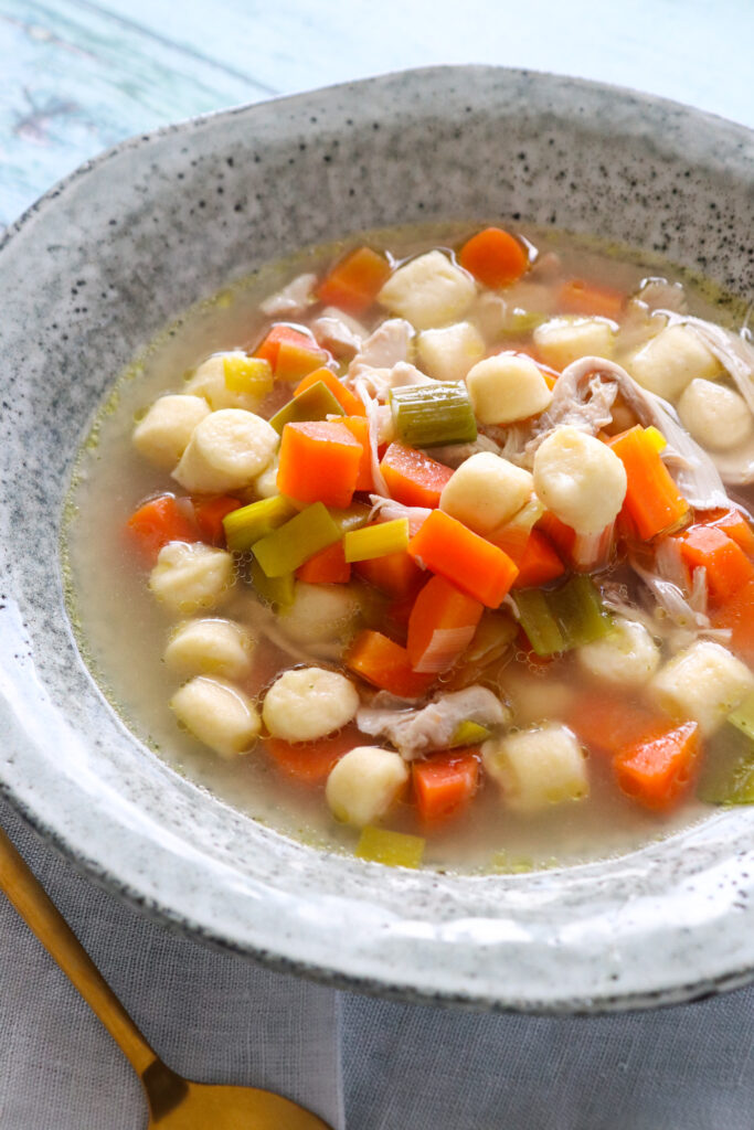 Hjemmelavet Kyllingesuppe Med Hjemmelavede Melboller