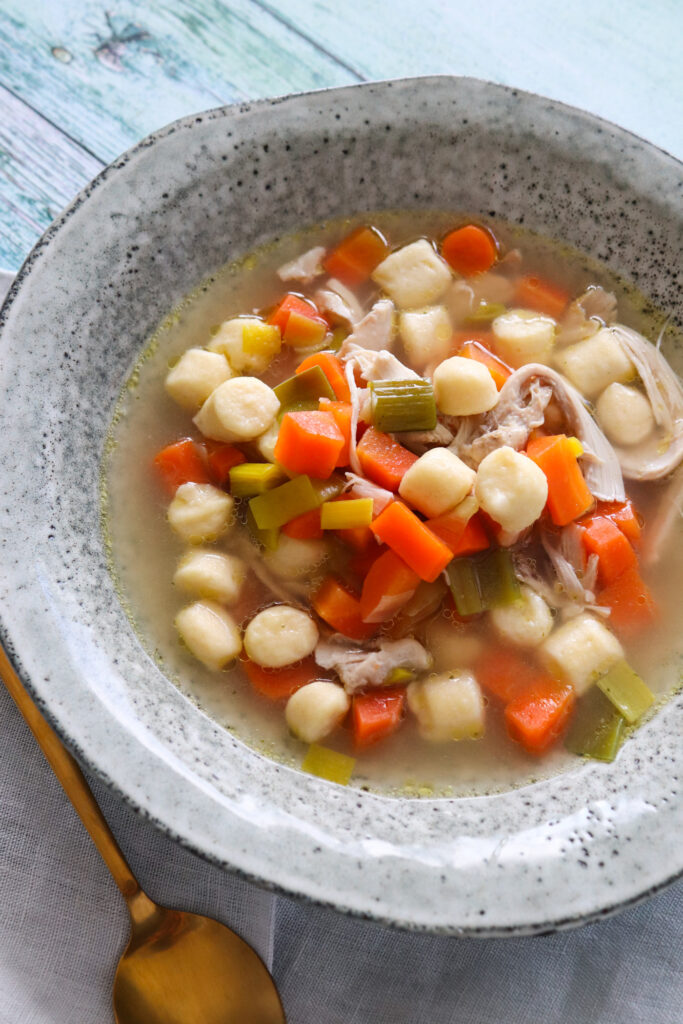 Hjemmelavet Kyllingesuppe Med Hjemmelavede Melboller