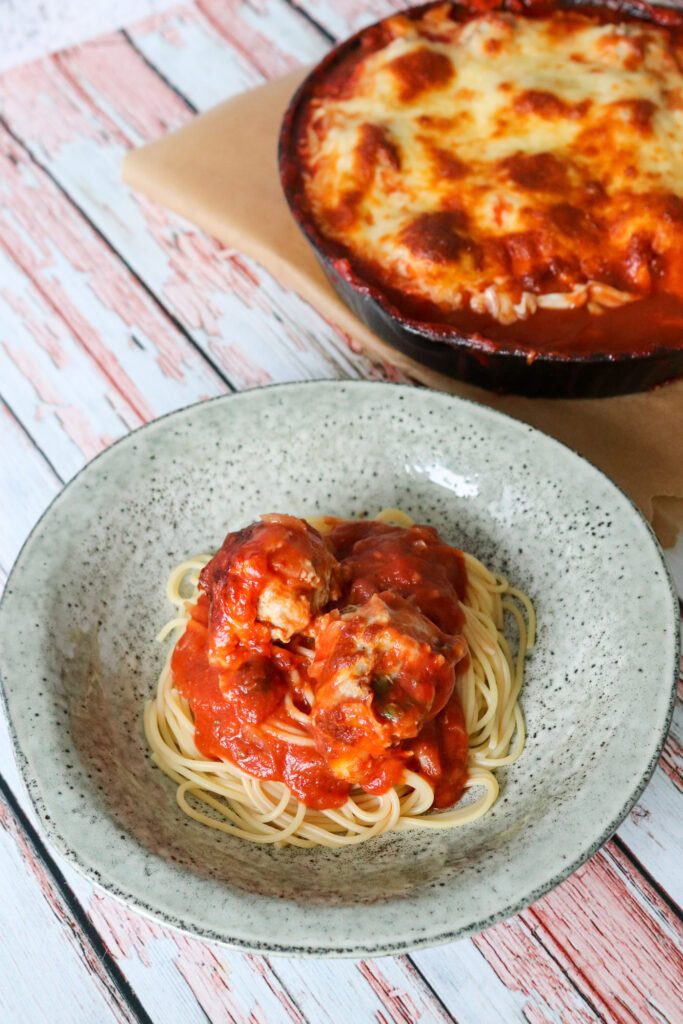 Kyllingekødboller Bagt I Tomatsauce Med Ost - God Til Pasta