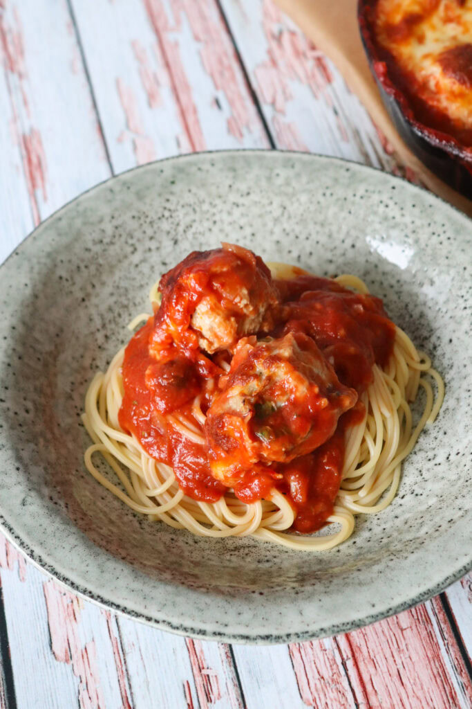 Kyllingekødboller Bagt I Tomatsauce Med Ost - God Til Pasta