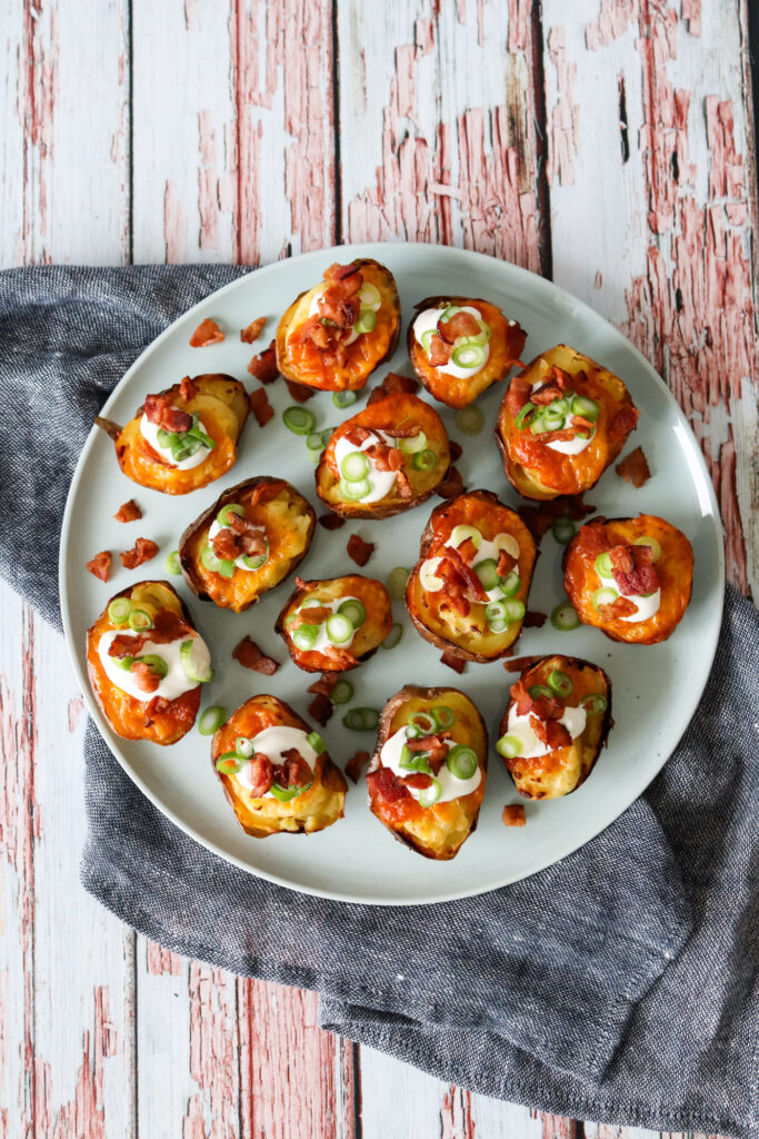 Små Dobbelt Bagte Kartofler Med Cheddar Og Bacon