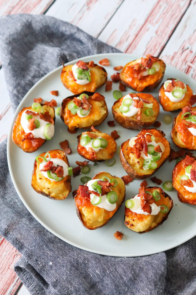 Små Dobbelt Bagte Kartofler Med Cheddar Og Bacon