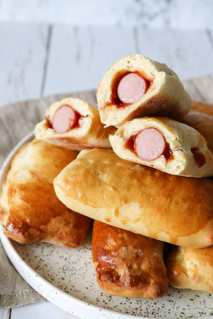 Bløde Pølsehorn Inspireret Af Currywurst - De Bedste Pølsehorn