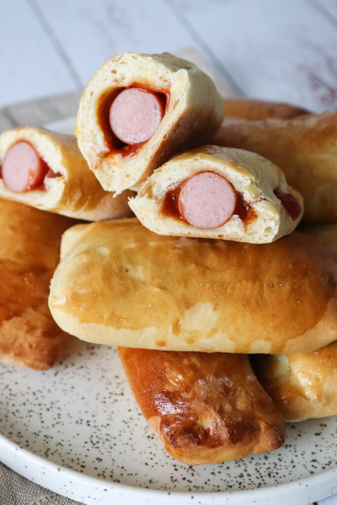Bløde Pølsehorn Inspireret Af Currywurst - De Bedste Pølsehorn
