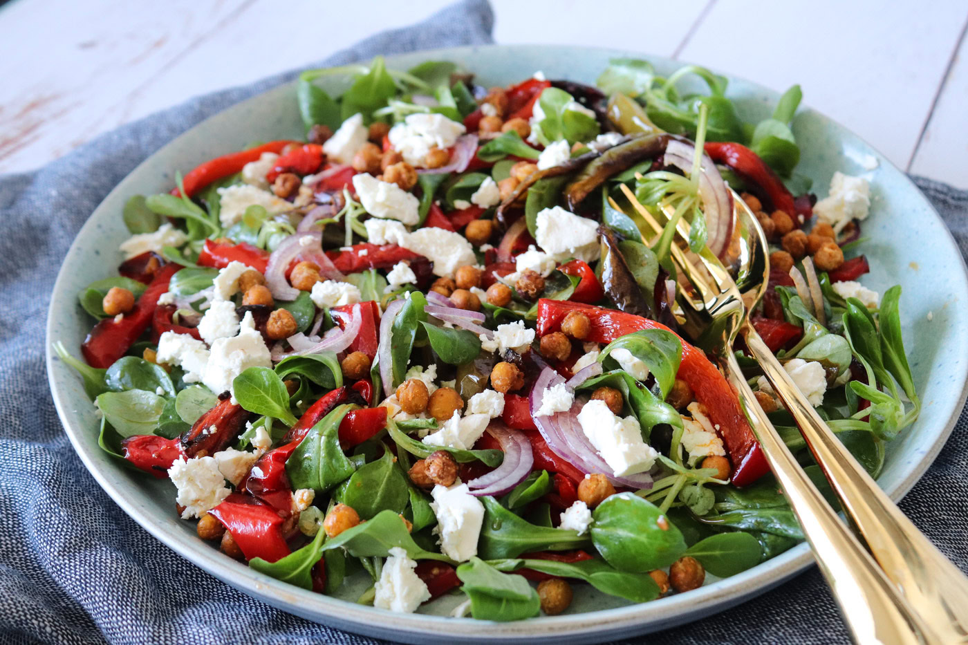 Salat Med Ovnbagte Peberfrugter, Feta Og Kikærter
