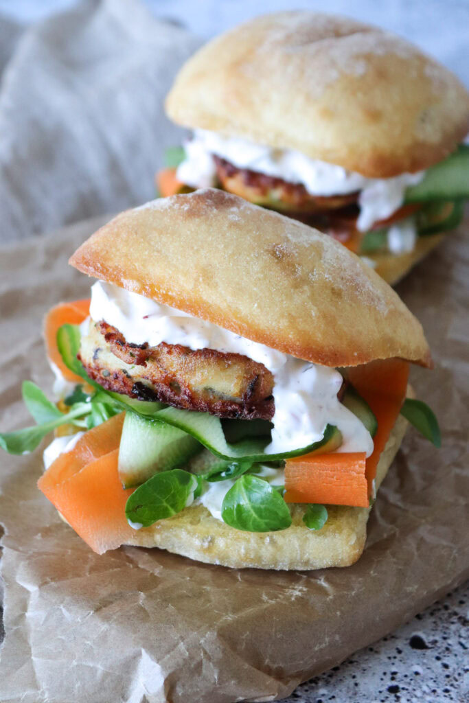 Skøn Fiskefrikadellesandwich Med Lækker Dressing