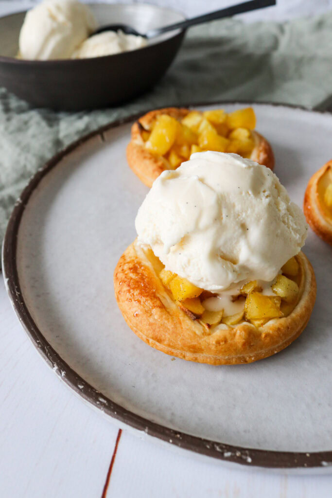 Sprød Æbletærte Med Æbler, Butterdej Og Vaniljeis - MasterChef Ret