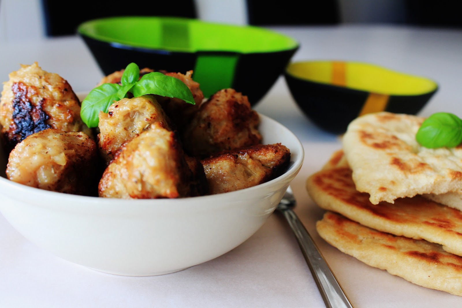 Kyllingekødboller Med Fladbrød - Nemme Kyllingefrikadeller