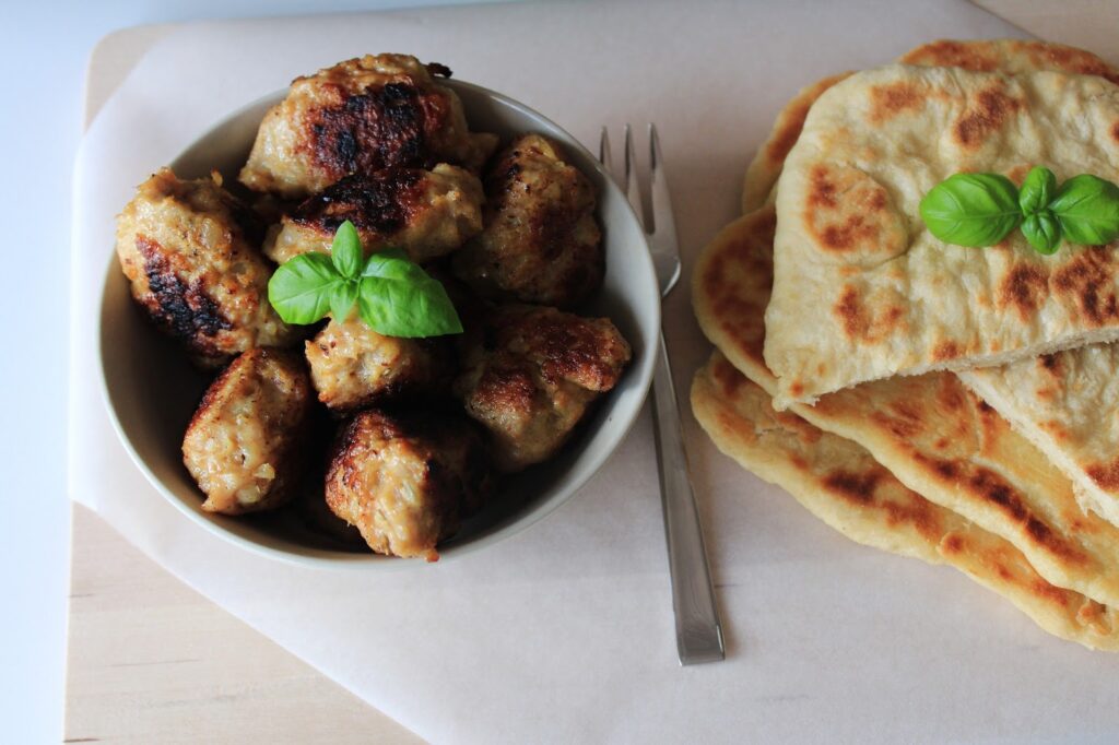 Kyllingekødboller Med Fladbrød - Nemme Kyllingefrikadeller