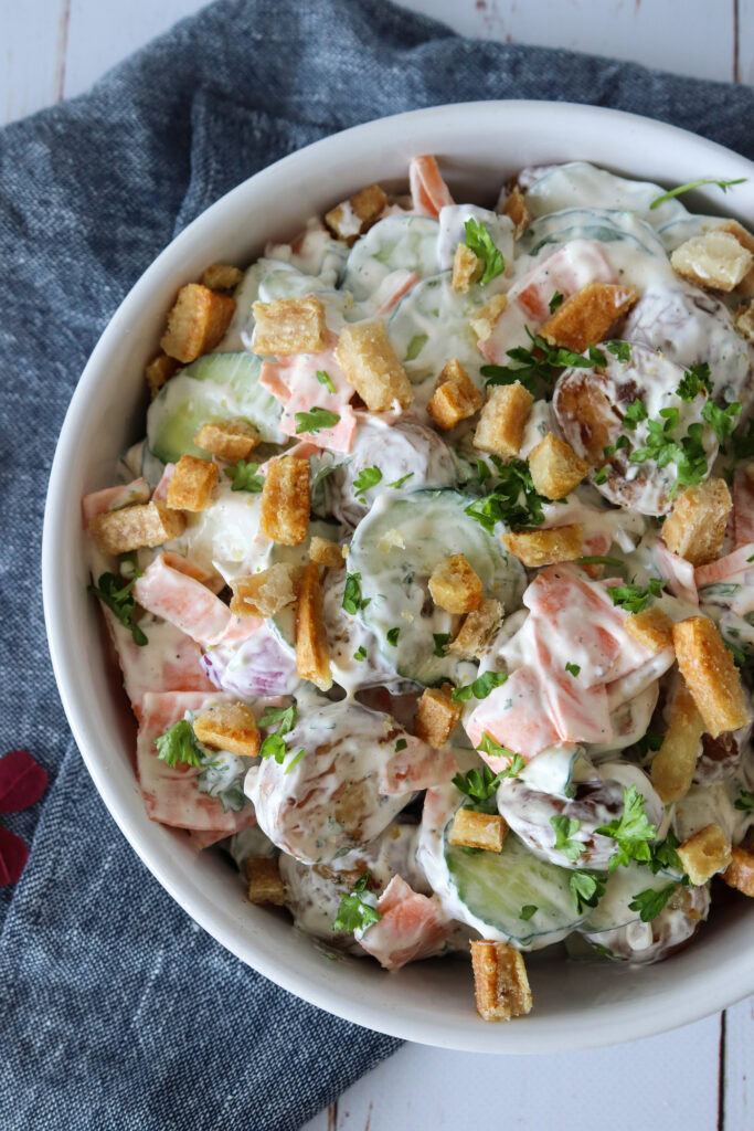 Flæskestegssandwich Inspireret Kartoffelsalat - Kartoffelsalat Med Syltede Agurker Og Hjemmelavet Flæskesvær