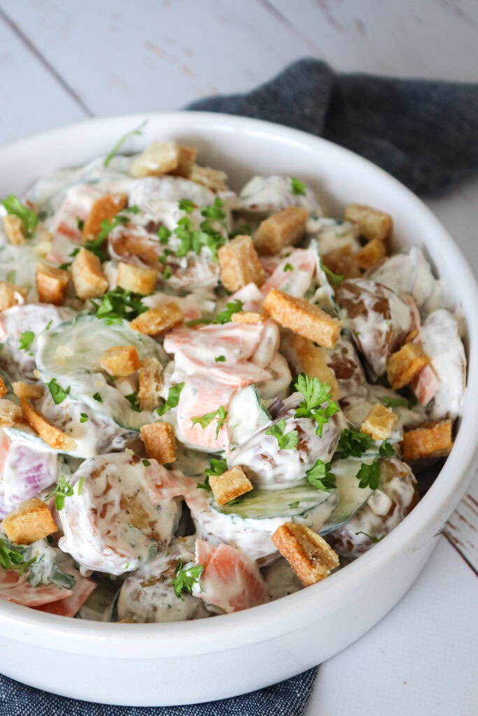 Flæskestegssandwich Inspireret Kartoffelsalat - Kartoffelsalat Med Syltede Agurker Og Hjemmelavet Flæskesvær
