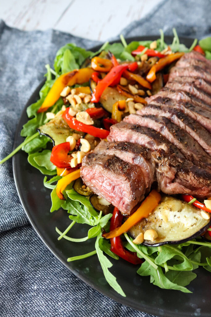 Salat Med Nyretapper, Stegt Aubergine, Ovnbagte Peberfrugter Og Peanuts