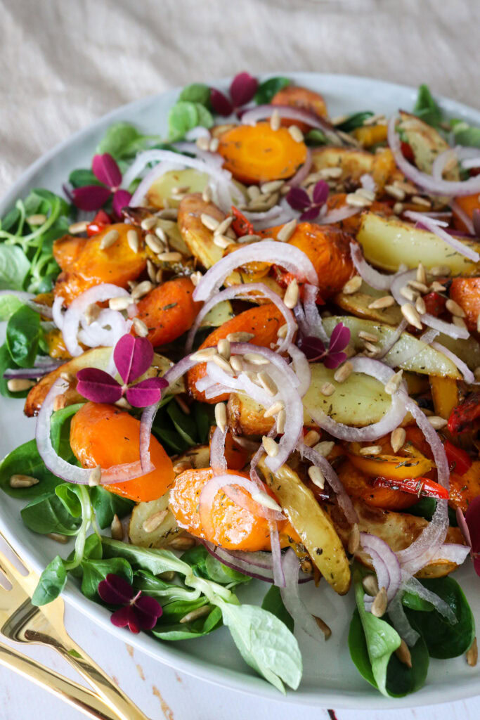 Salat Med Bagte Gulerødder, Kartofler Og Ristede Solsikkekerner