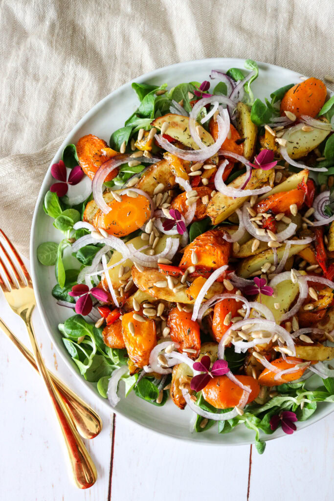 Salat Med Bagte Gulerødder, Kartofler Og Ristede Solsikkekerner