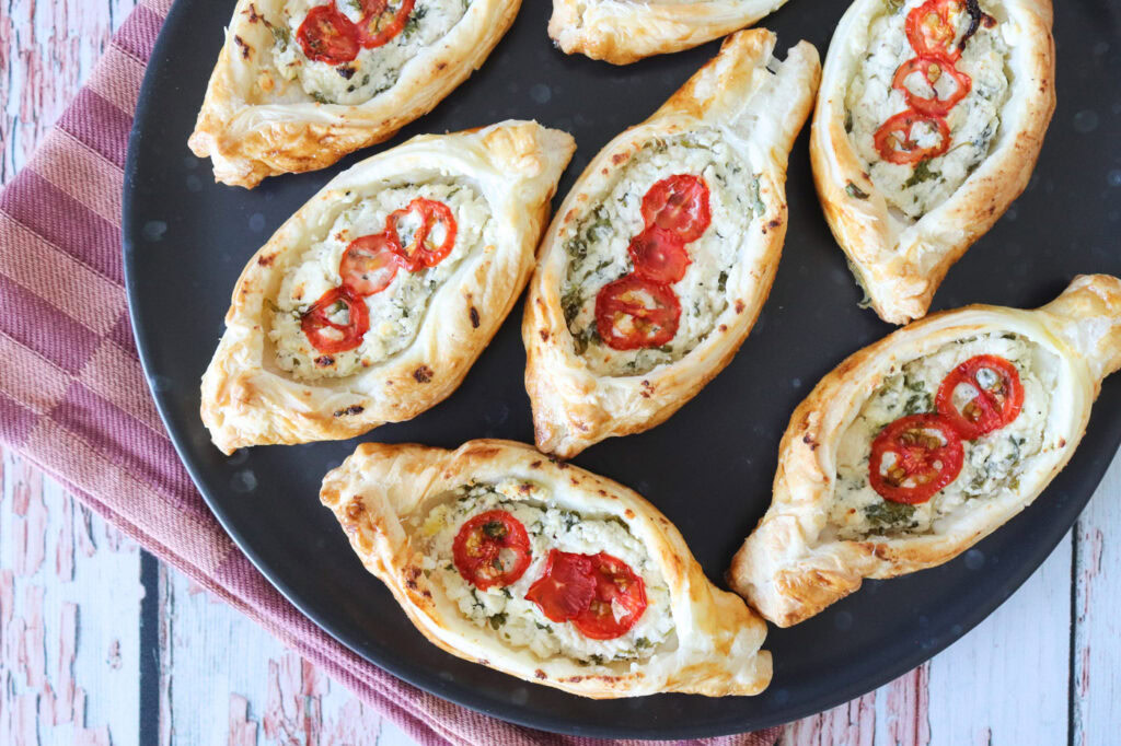 Butterdejshapsere Med Feta Og Tomat