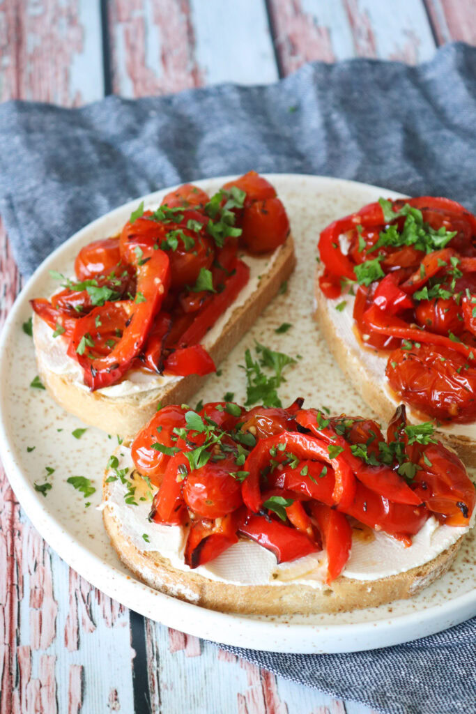 Brød Med Bagte Peberfrugter, cherrytomater og flødeost