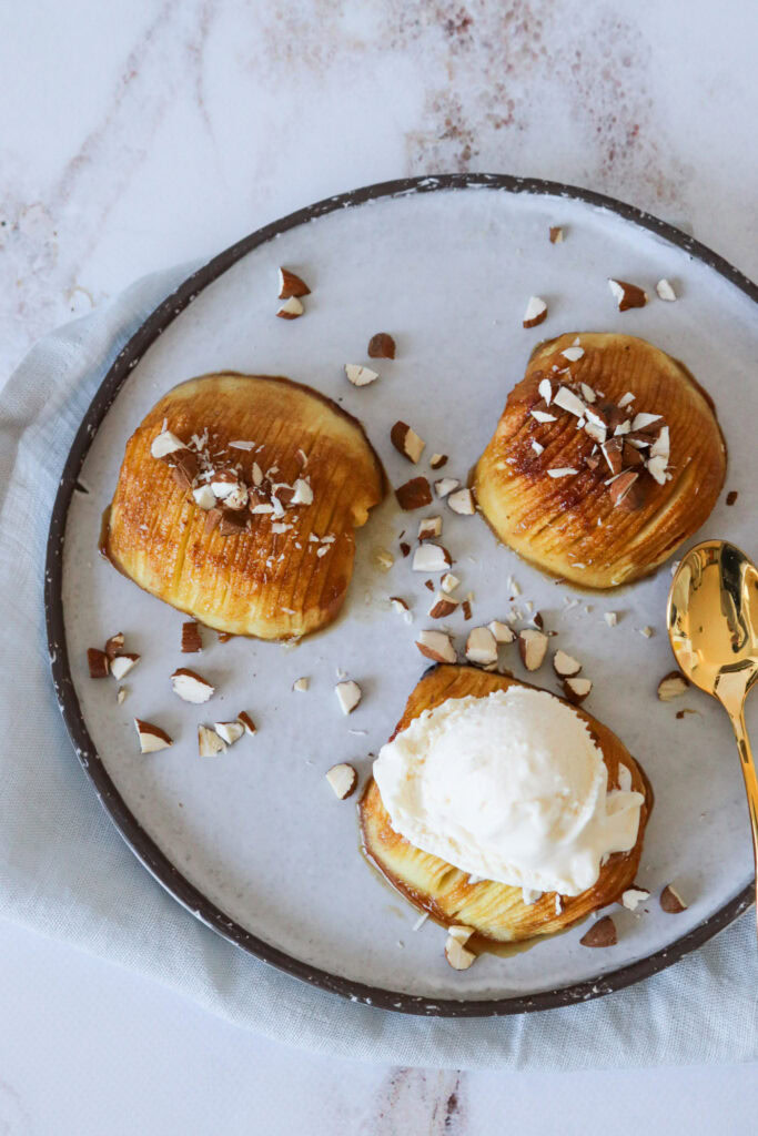 Hasselback Æbler Med Vaniljeis - Bagte Æbler Med Farin Og Smør