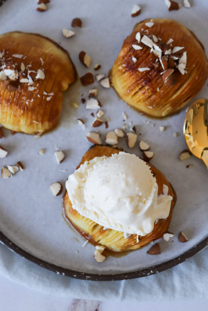 Hasselback Æbler Med Vaniljeis - Bagte Æbler Med Farin Og Smør