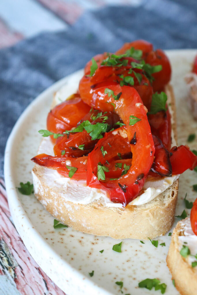 Brød Med Bagte Peberfrugter, cherrytomater og flødeost