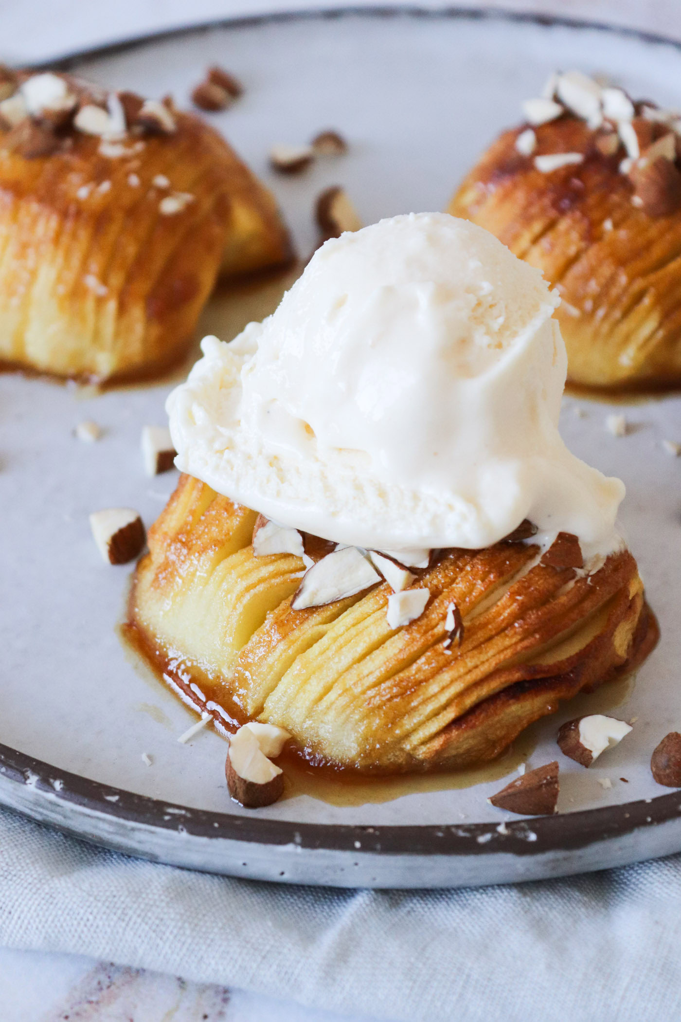 Hasselback Æbler Med Vaniljeis - Bagte Æbler Med Farin Og Smør