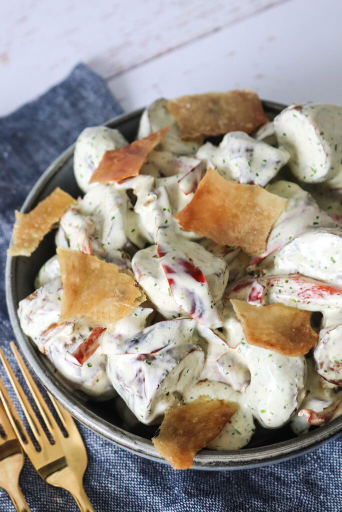 Kartoffelsalat Med Purløgsdressing, Peberfrugter Og Sprødt Kyllingeskind