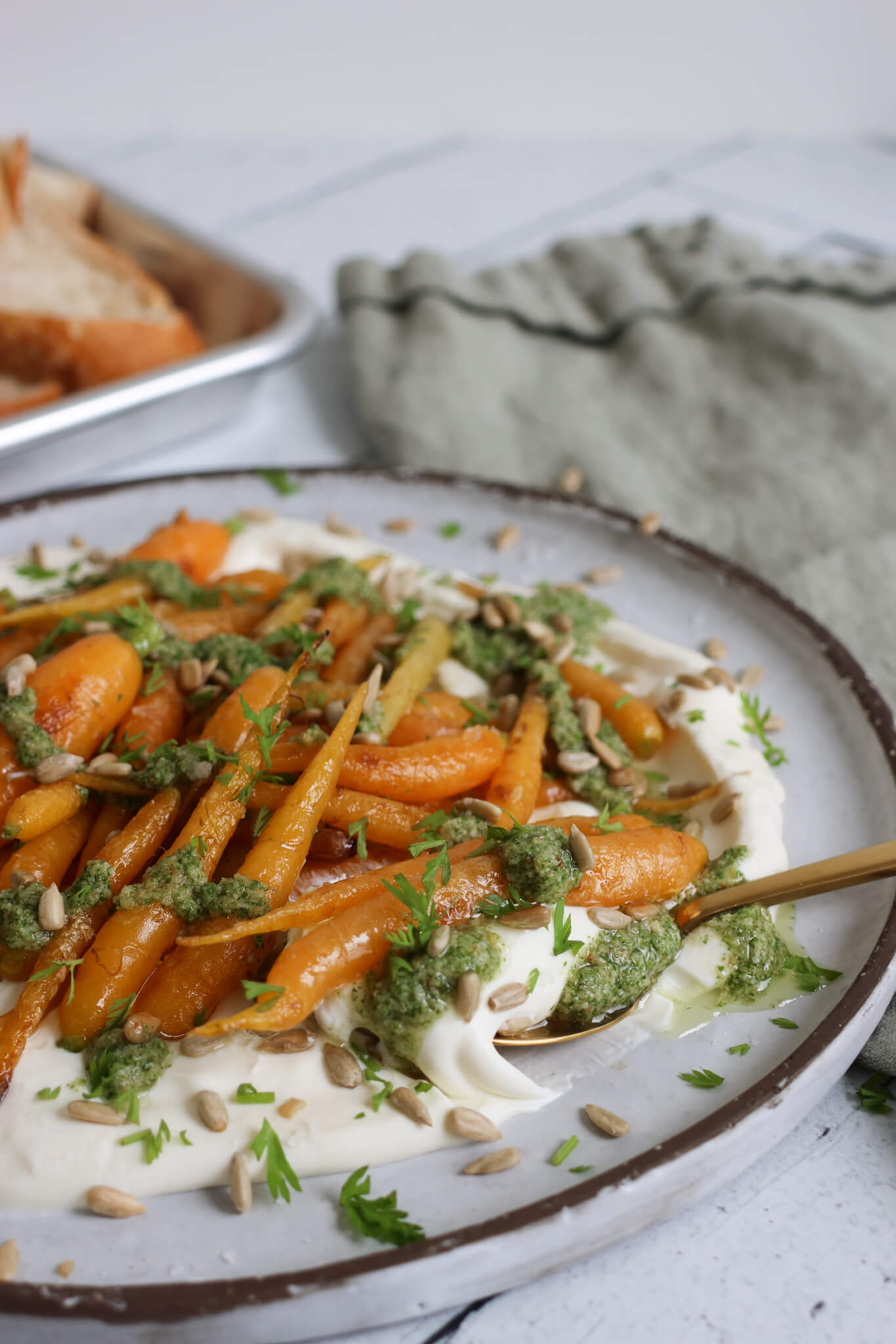 Stegte gulerødder med fetacreme og pesto
