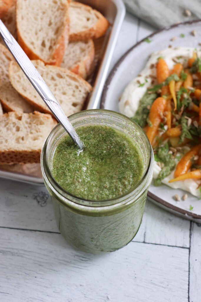 Pesto af gulerodstoppe