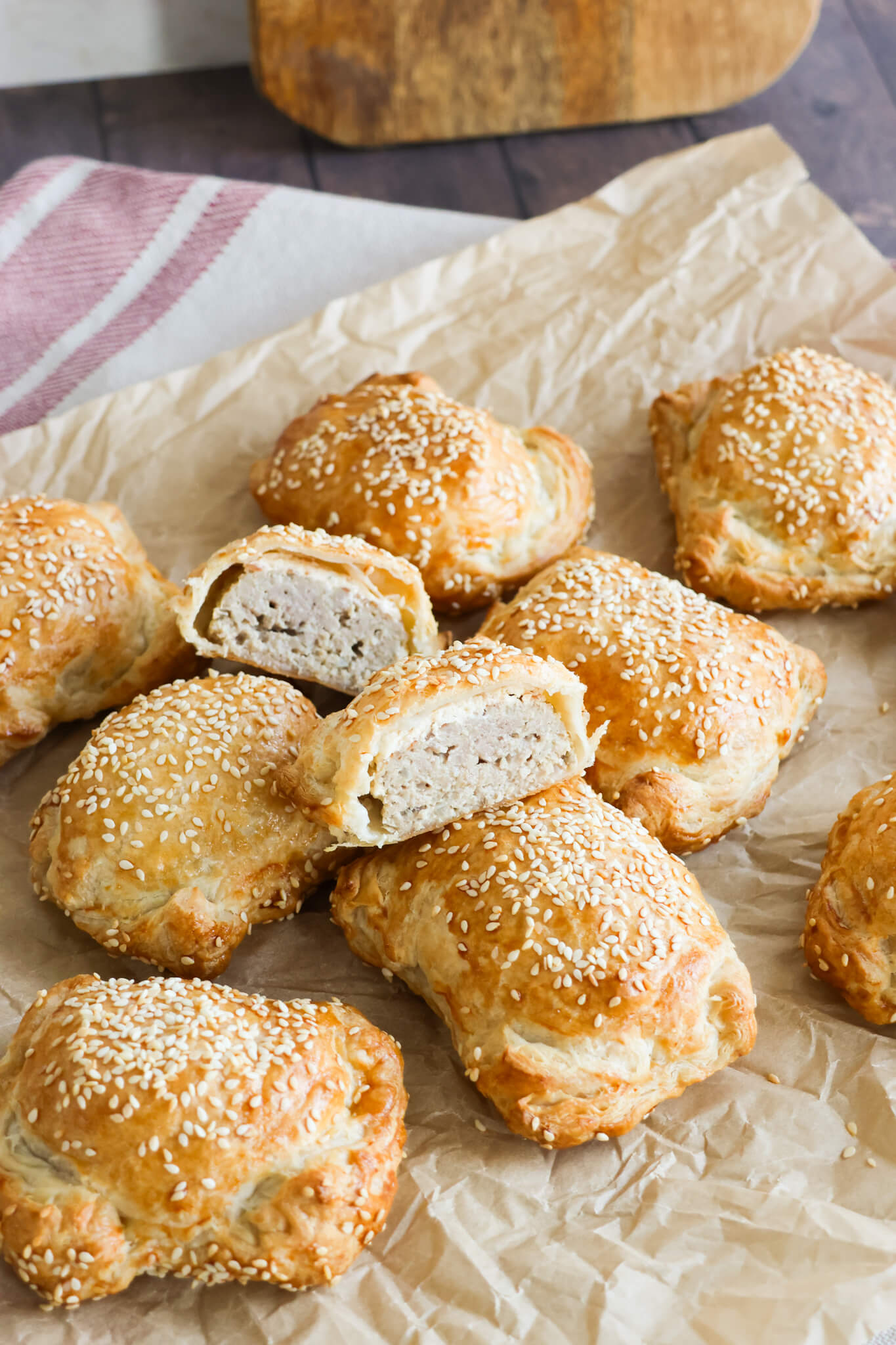 Butterdejspakker med frikadelle og pikantost