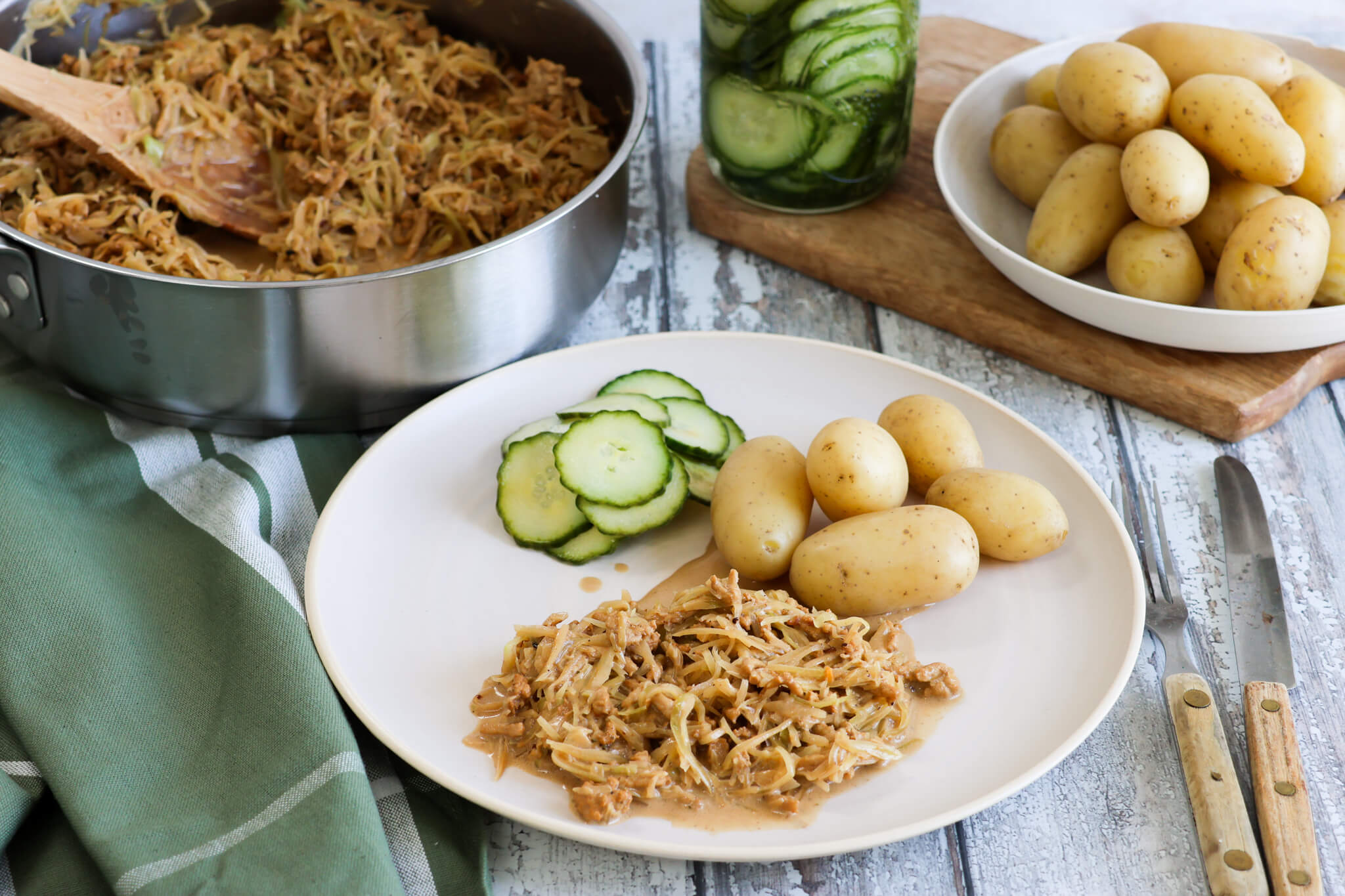 Kålmaja med kartofler og agurkesalat