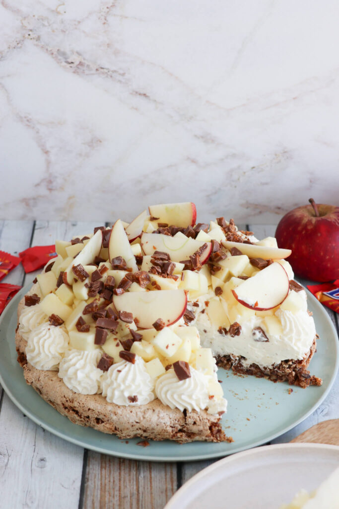 Cheesecake med nøddebund, æbler og daim