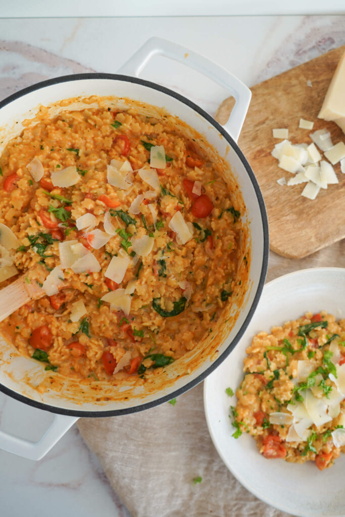 One pot pasta med hvidløgsost og tomat