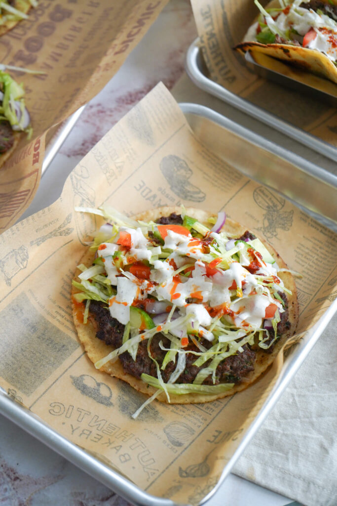 Oksekebab smash tacos