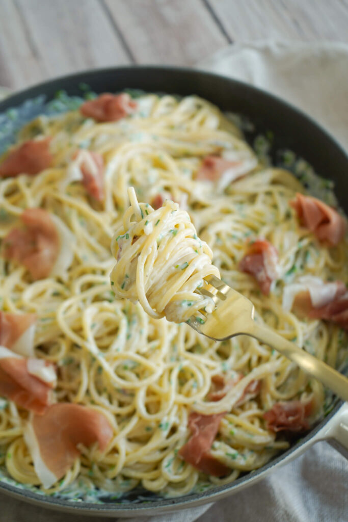 Spaghetti med ost og parmaskinke