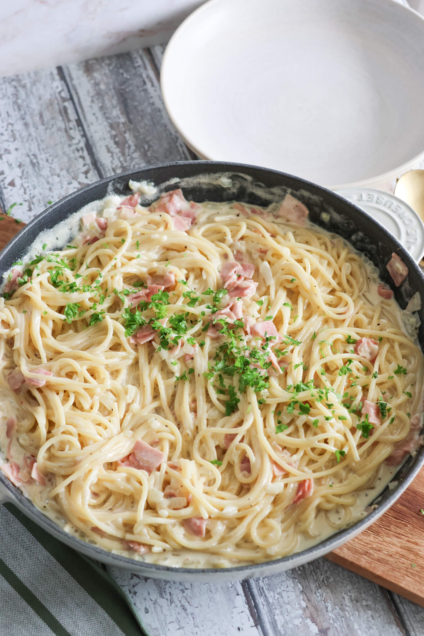 Spaghetti i flødesauce med skinke