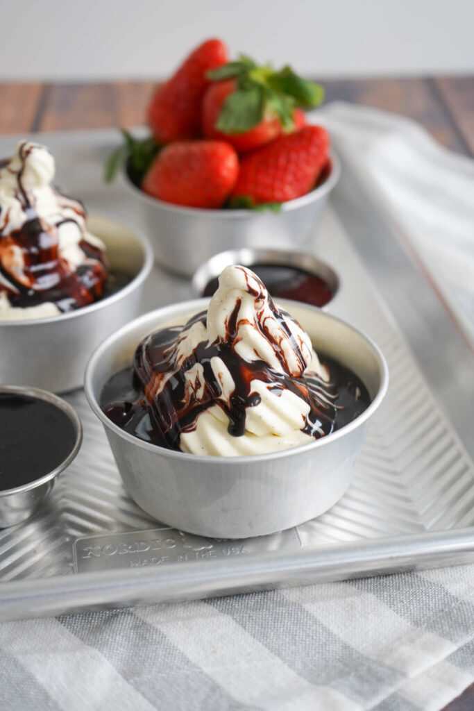 Hot fudge sundae