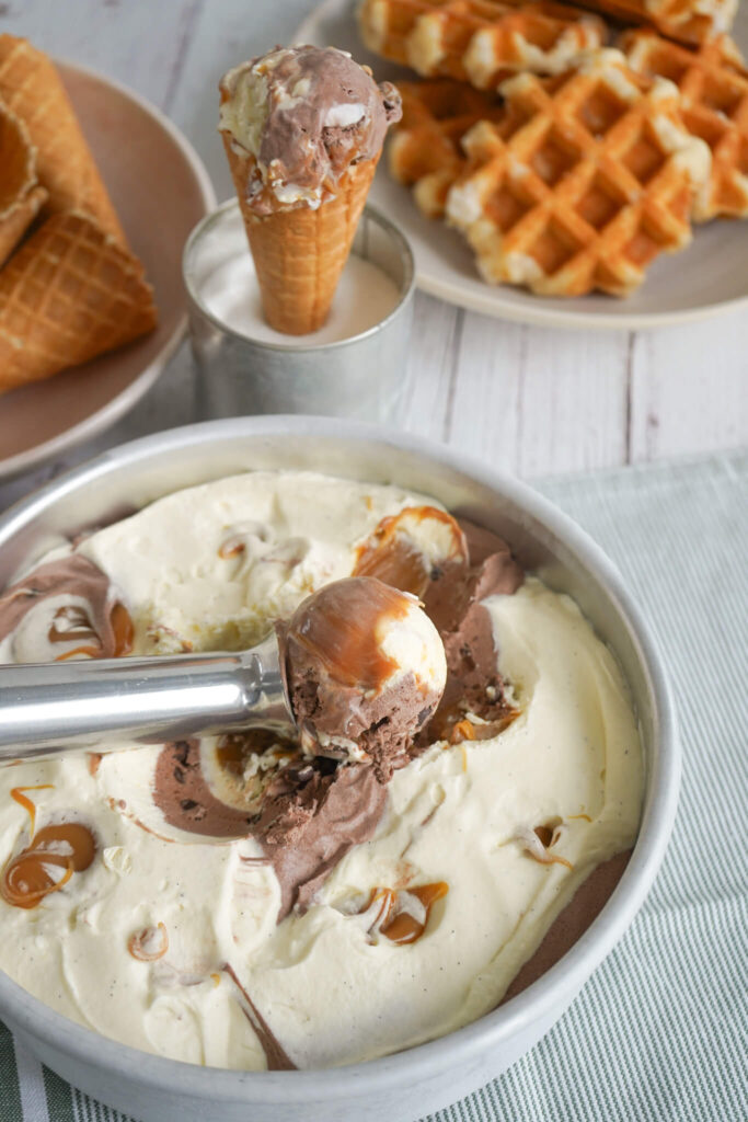 Vanilje/chokoladeis uden ismaskine med karamelsauce
