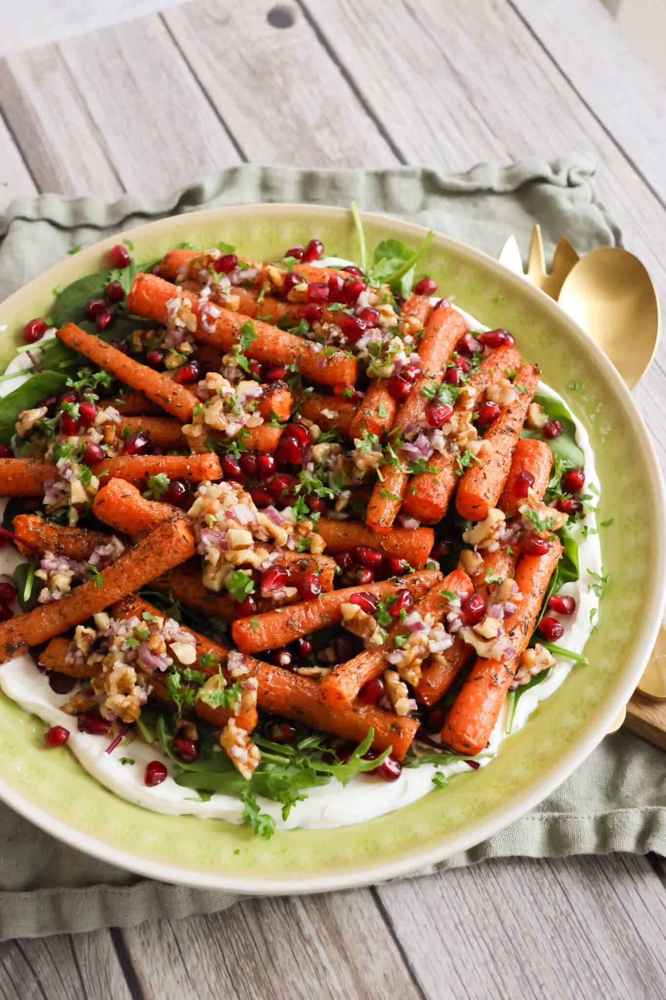 Salat med gulerødder og fetacreme