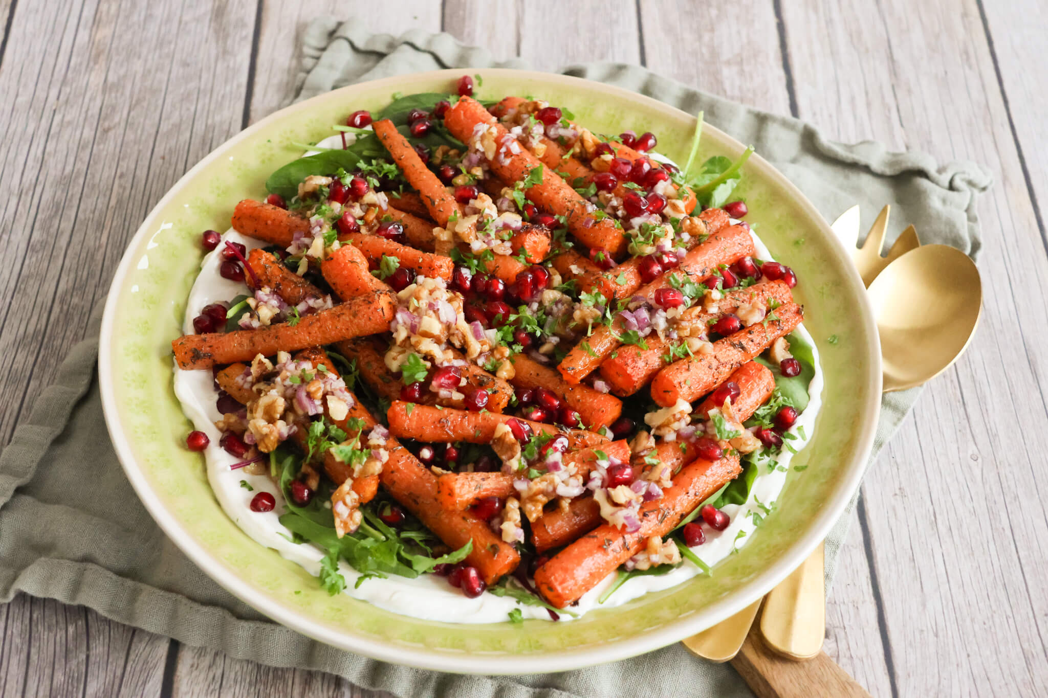 Salat med gulerødder og fetacreme