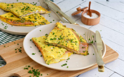Omelet med skinke og ost